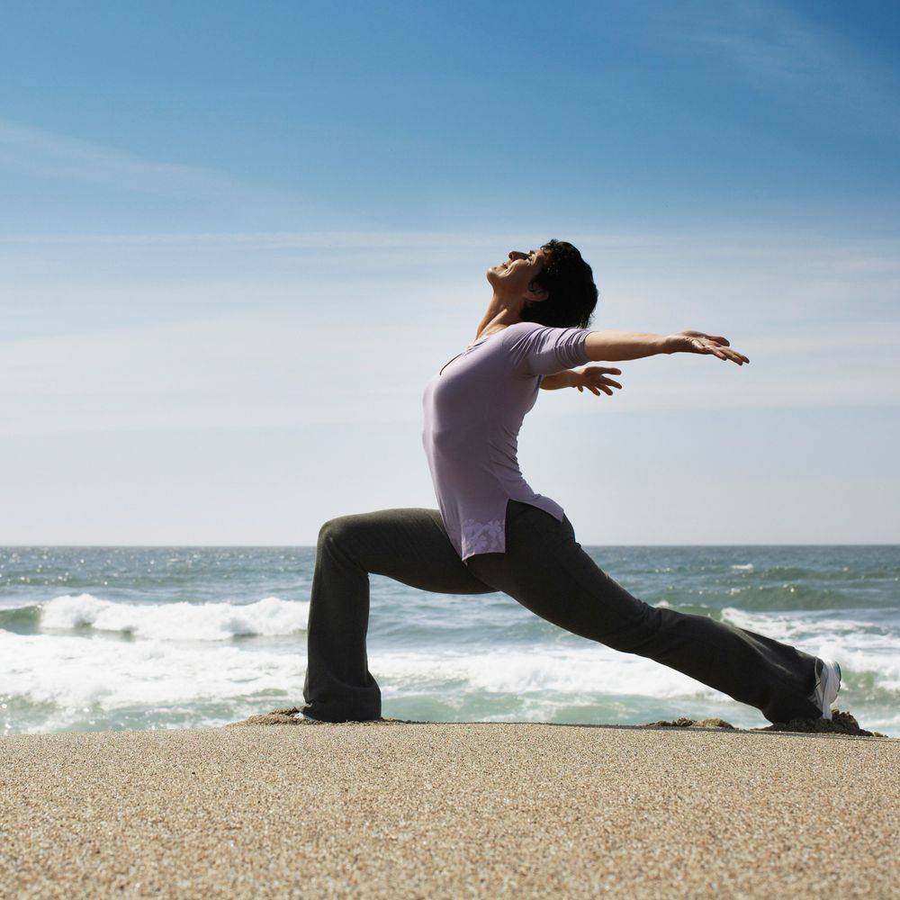 Posture de Hatha yoga en extérieur